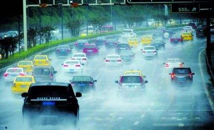 行駛途中突遇大雨車輛需要注意什么？